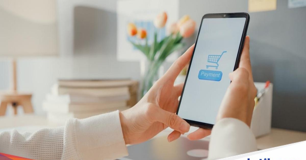 Ilustrasi belanja online dengan smartphone menunjukkan antarmuka WhatsApp Business untuk customer service