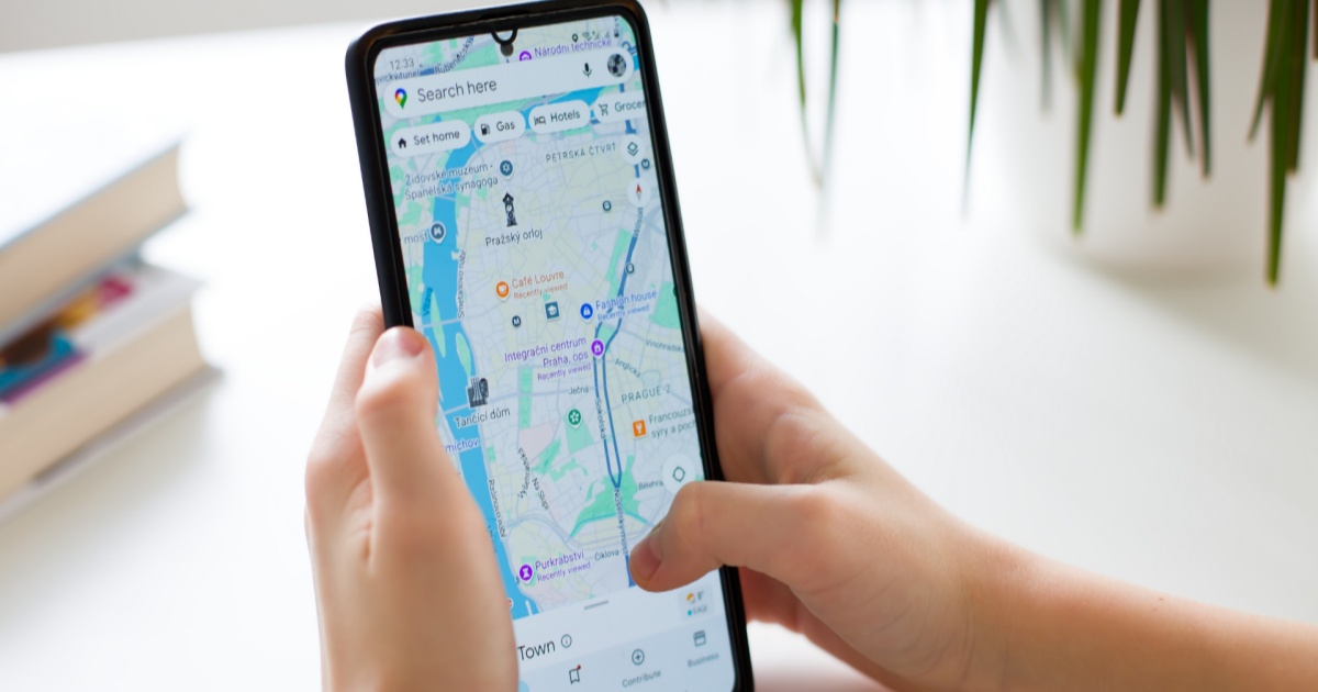 Tampilan antarmuka Google Maps dengan pin lokasi dan kartu informasi yang menunjukkan opsi untuk mengedit detail tempat.