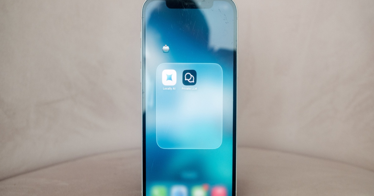 Ikon folder di iPhone 12 menampilkan aplikasi AI lokal.