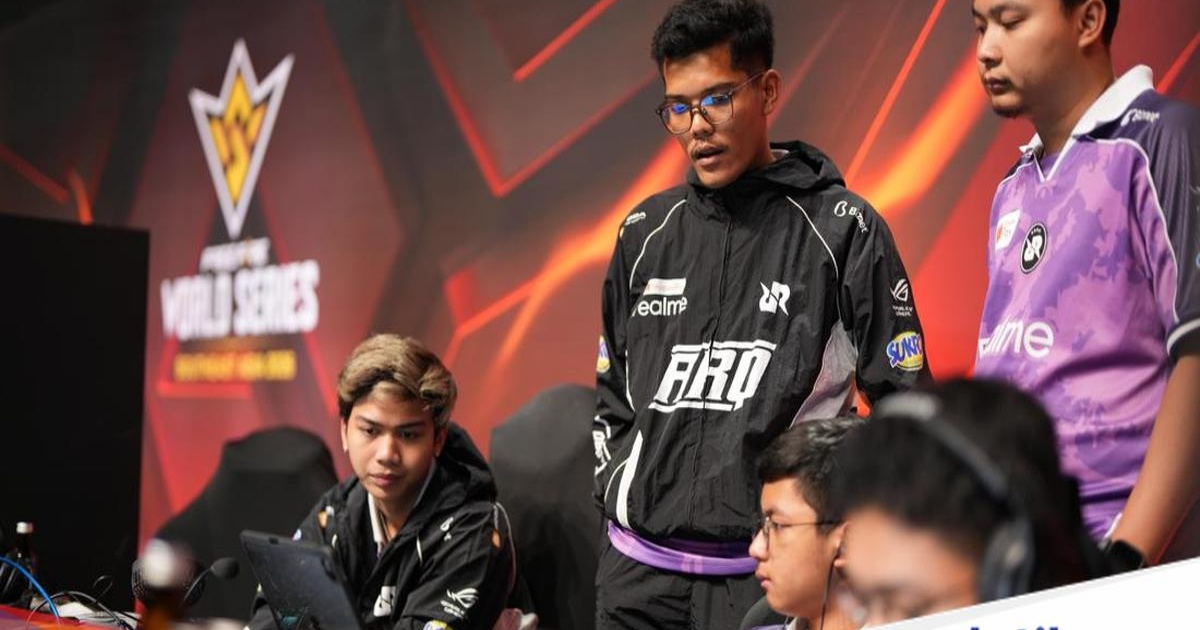 Pelatih RRQ Kazu Adi Gustiawan alias Ady memberikan masukan kepada pemain Free Fire Indonesia