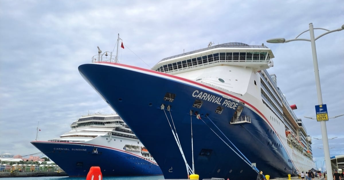 Ilustrasi kapal pesiar Carnival Corporation dengan latar belakang data breach