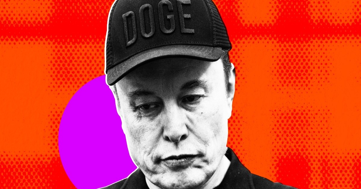 Elon Musk mengenakan topi DOGE dengan latar belakang merah dan oranye dalam gambar hitam putih, terkait laporan insider Tesla tentang FSD.