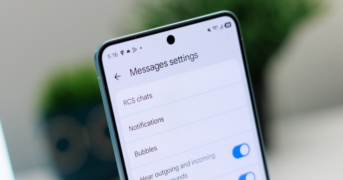 Tampilan fitur kustomisasi wallpaper Google Messages yang akan datang