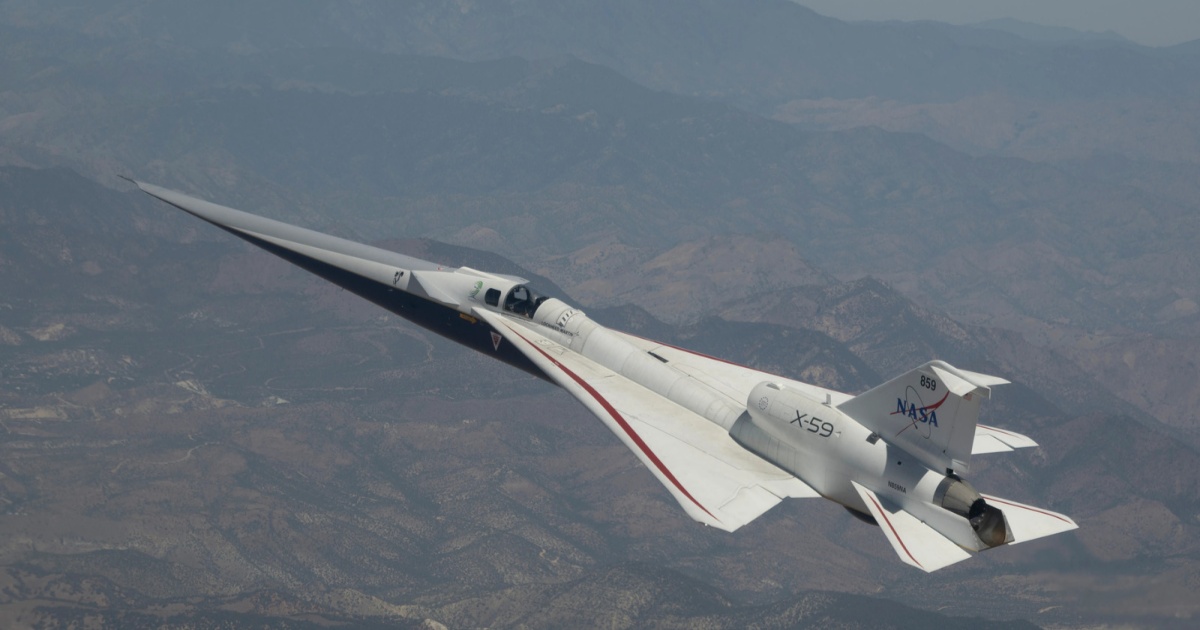 Pesawat riset supersonik senyap X-59 milik NASA terbang di atas area pegunungan dengan latar langit biru cerah