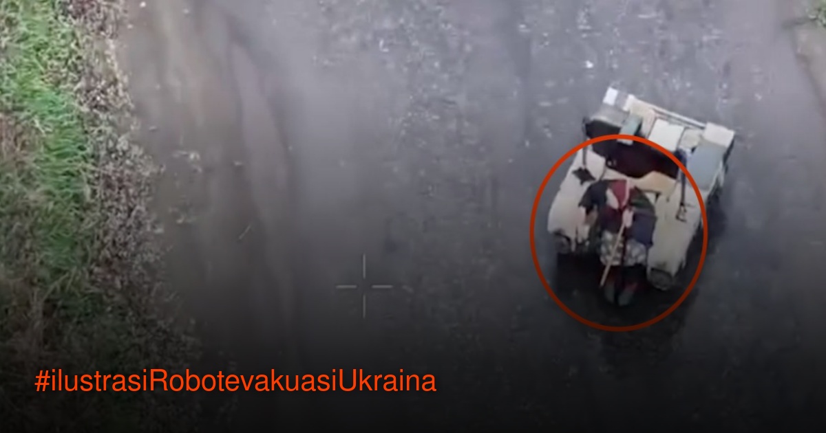 Sebuah robot militer kecil berwarna terang terlihat dari atas di permukaan beraspal. Robot itu membawa seorang wanita lanjut usia yang duduk di atasnya.