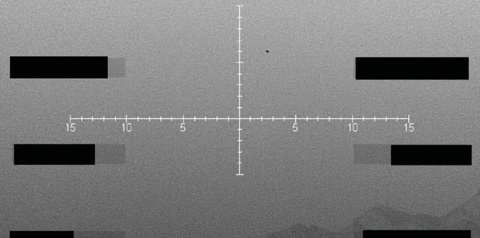 Foto hitam putih titik hitam melayang di atas pegunungan