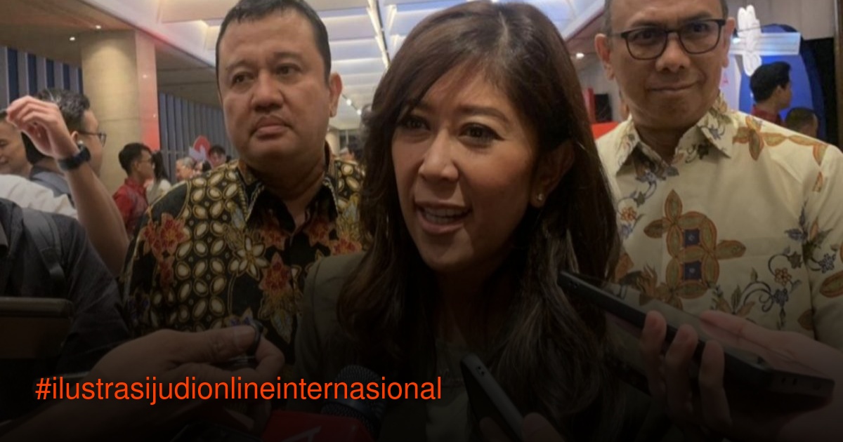 Petugas kepolisian berjaga di lokasi penggerebekan judi online internasional di Hayam Wuruk Plaza Tower Jakarta
