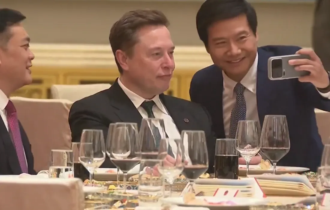 Potret Elon Musk selfie dengan pendiri Xiaomi, Lei Jun