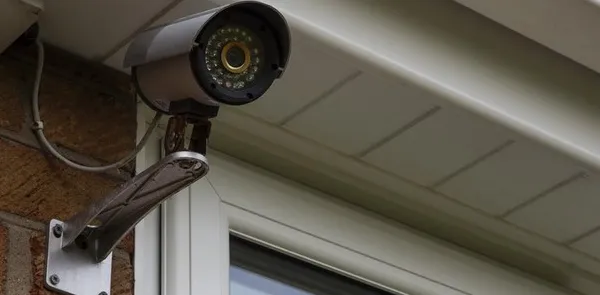 Ilustrasi kamera CCTV pengawasan keamanan modern di kawasan industri