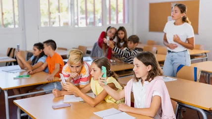 Polandia Bakal Larang HP dan Smartwatch di Sekolah, Berlaku 2026