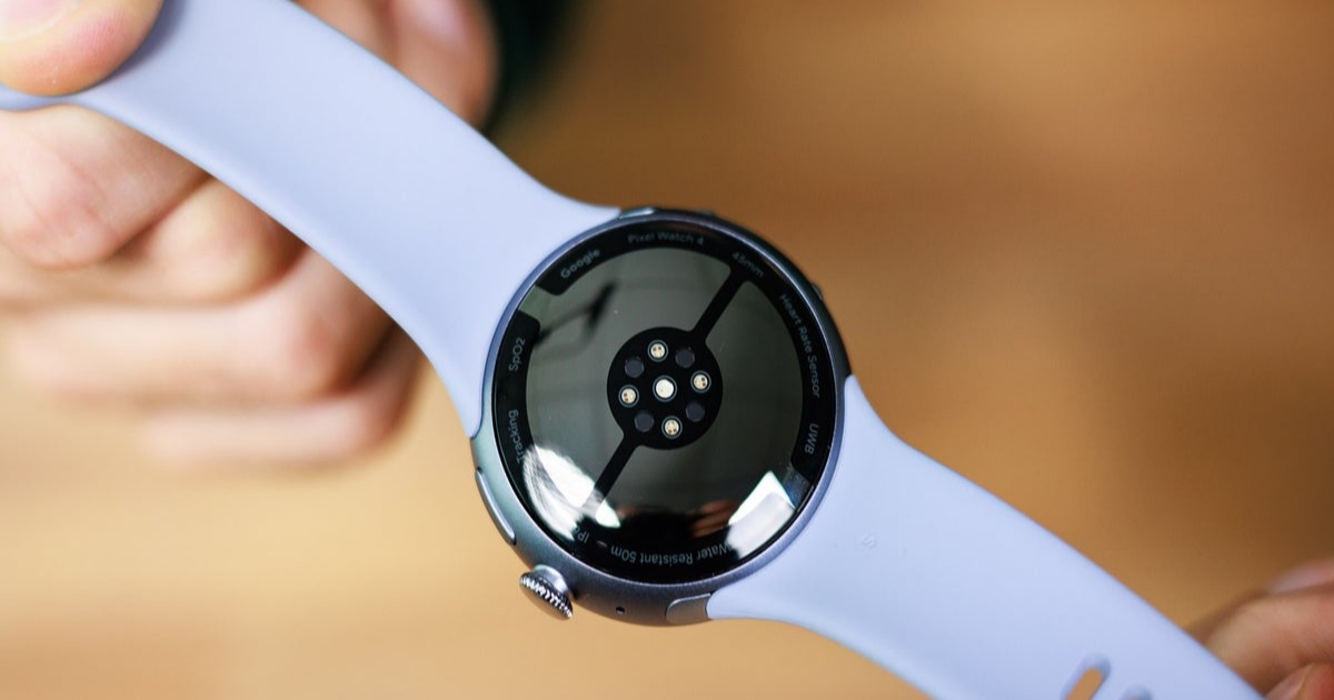 Bagian belakang Pixel Watch 4 dengan sensor kesehatan dan tulisan Google