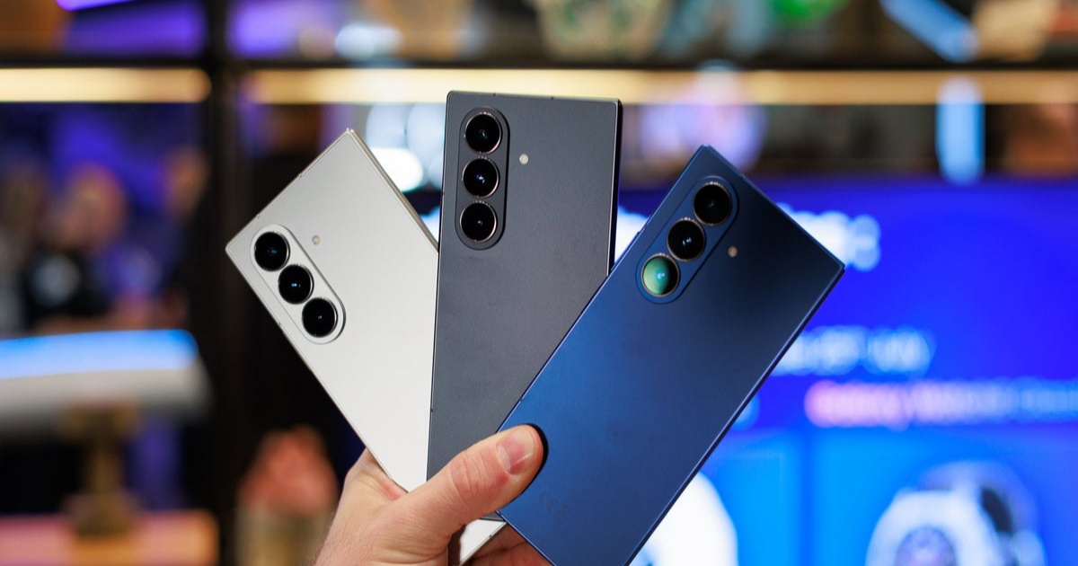 Dua unit dummy Samsung Galaxy Z Fold 8 dan Galaxy Z Fold 8 Ultra diperlihatkan berdampingan
