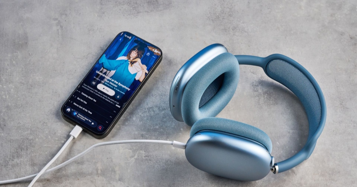 Ilustrasi earphone atau headphone dengan ikon proteksi pendengaran