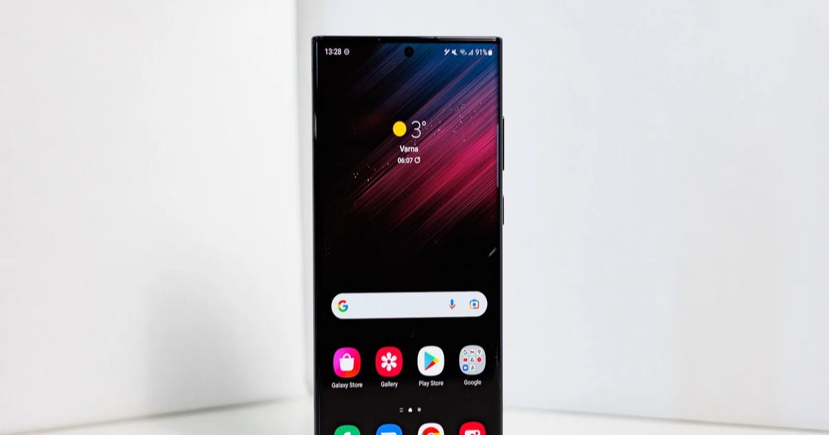 Galaxy S22 Ultra dengan latar putih, ponsel flagship Samsung yang tidak lagi mendapat update One UI 8.5