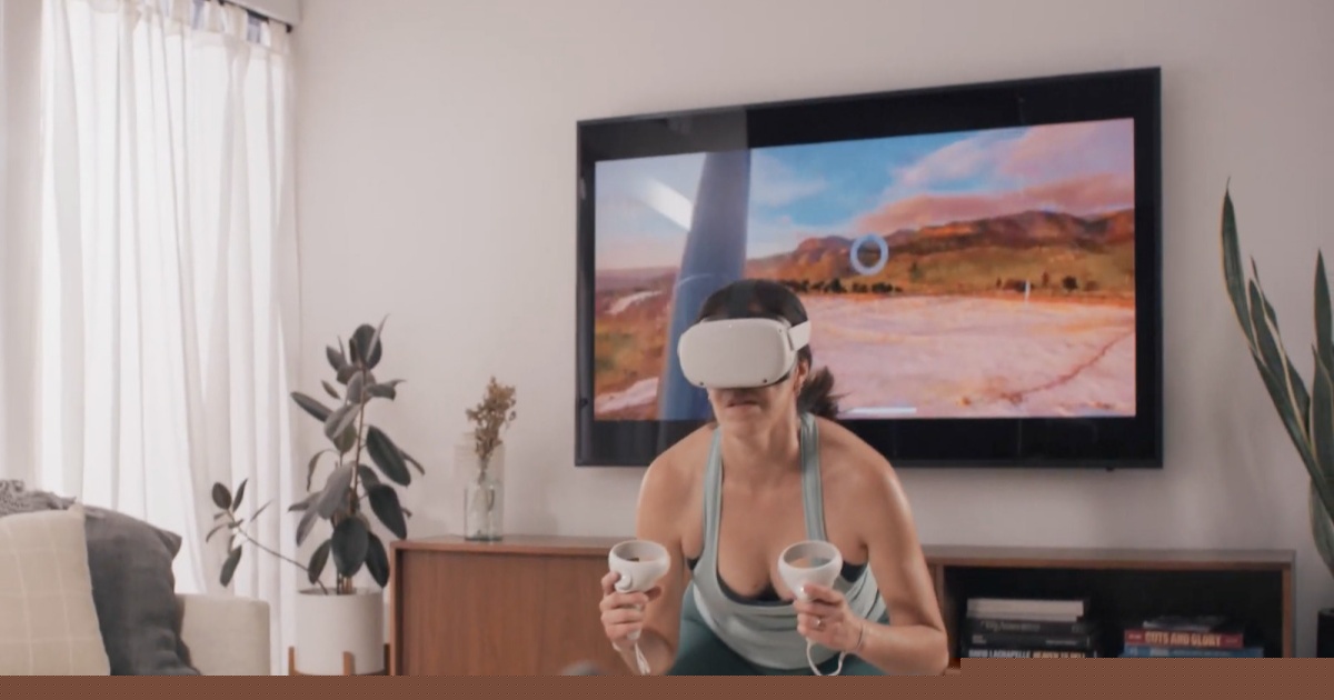 Seorang wanita menggunakan aplikasi kebugaran VR Supernatural