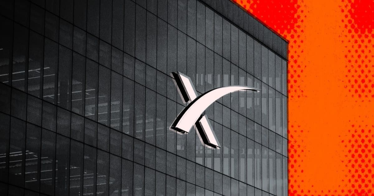 Gedung kaca modern dengan logo SpaceX besar di tengah dan latar oranye terang