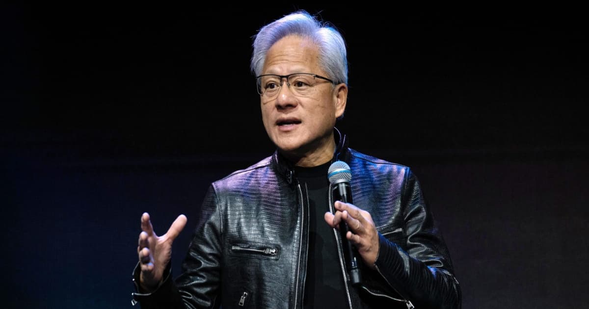 CEO Nvidia Jensen Huang tersenyum di atas panggung Computex 2026 saat mengumumkan rencana masa depan prosesor laptop RTX Spark