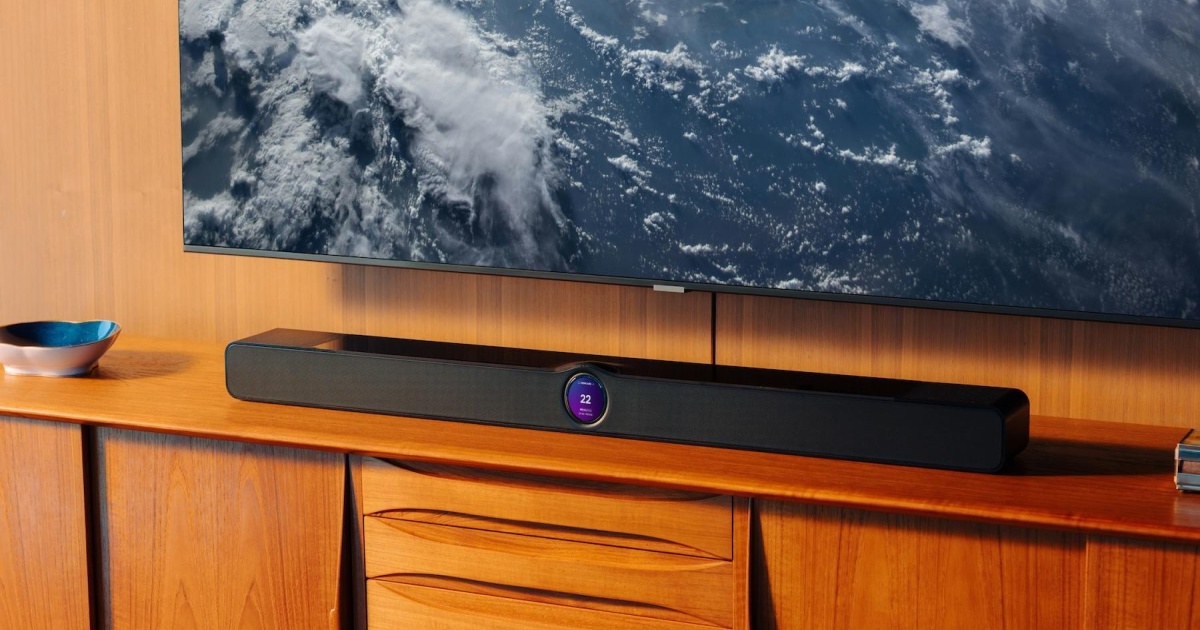 WiiM Bar soundbar dengan layar sentuh bundar di bagian depan