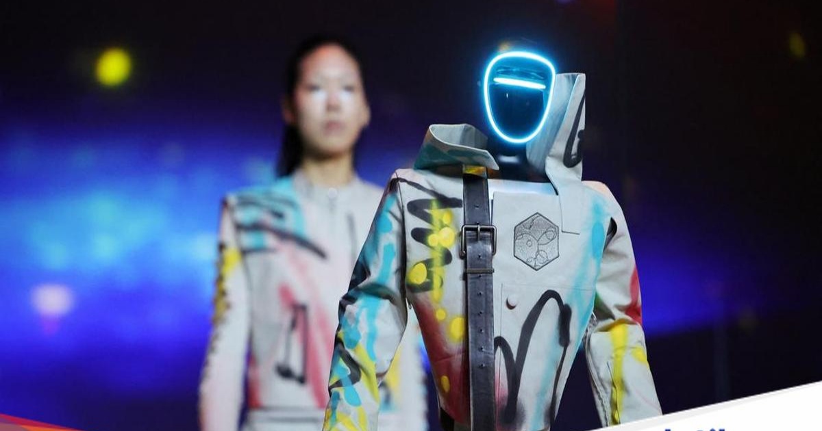 Robot humanoid dan model manusia tampil bersama di panggung catwalk futuristis Seoul