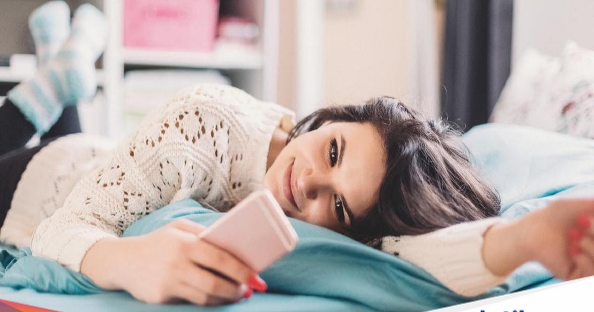 Ilustrasi aplikasi kencan online dengan profil perempuan cantik yang mencurigakan