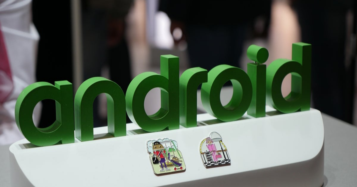 Ilustrasi logo Android 3D berwarna hijau di atas dudukan putih