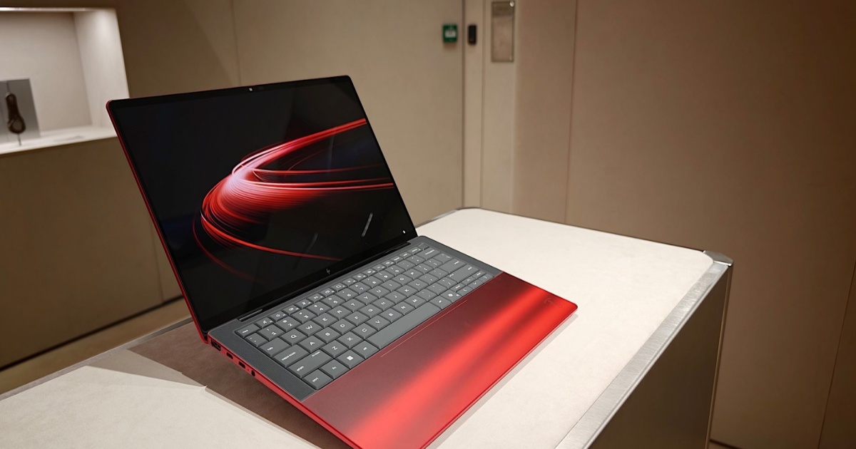 Laptop kolaborasi HP dan Ferrari dengan warna merah menyala dan engine bay transparan di bagian bawah