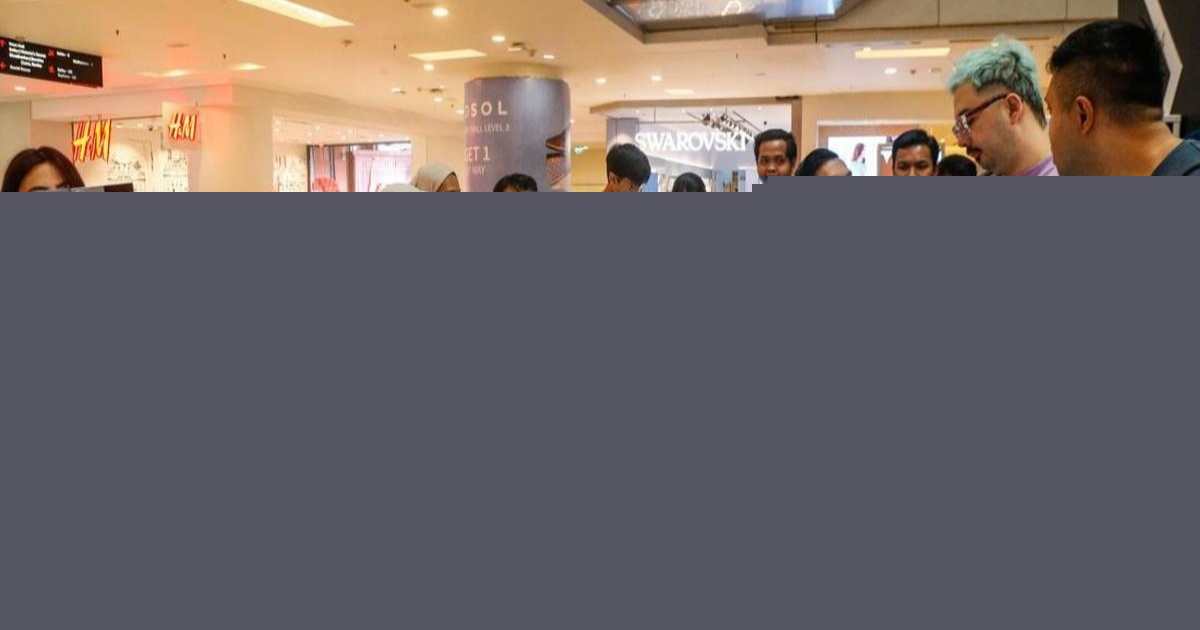 Suasana pameran teknologi Blibli XPO 2026 di Grand Indonesia dengan pengunjung mencoba berbagai gadget