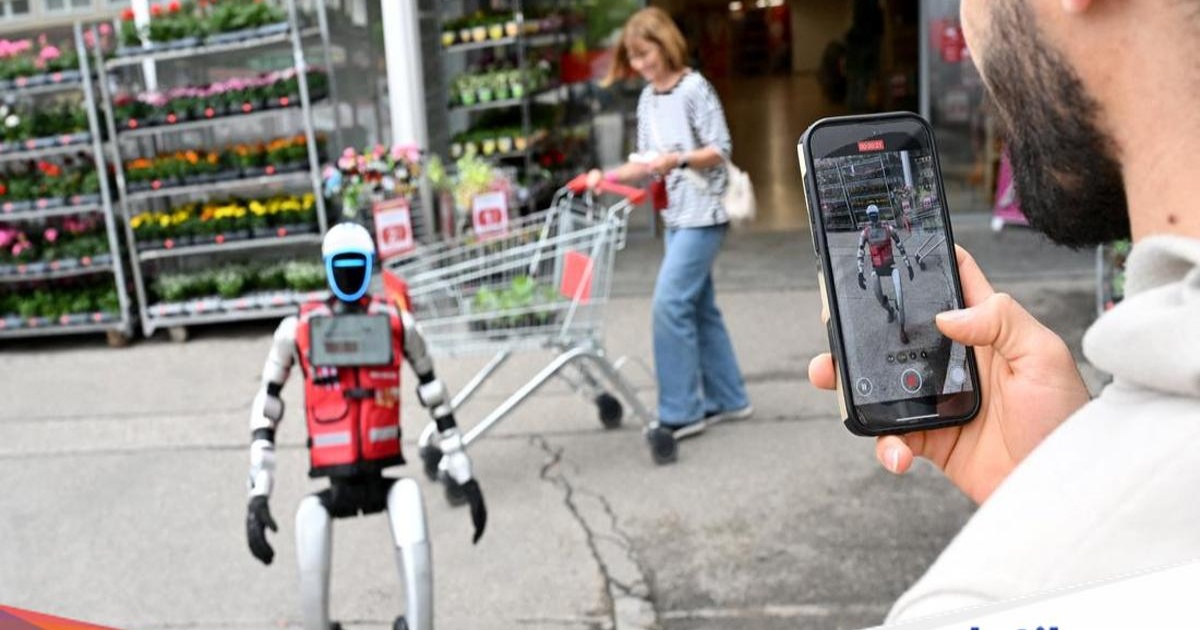 Robot humanoid Schotti menyapa pelanggan di toko retail Jerman
