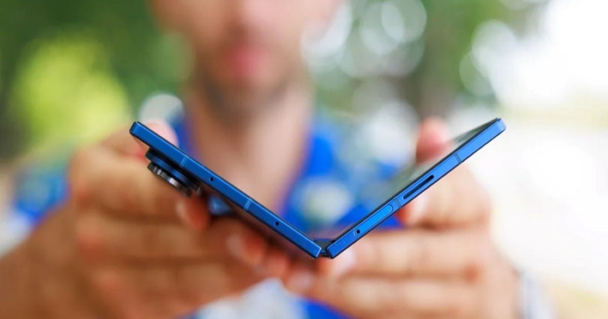 Ilustrasi Samsung Galaxy Z Fold 8 Wide dengan layar lebar dan desain premium