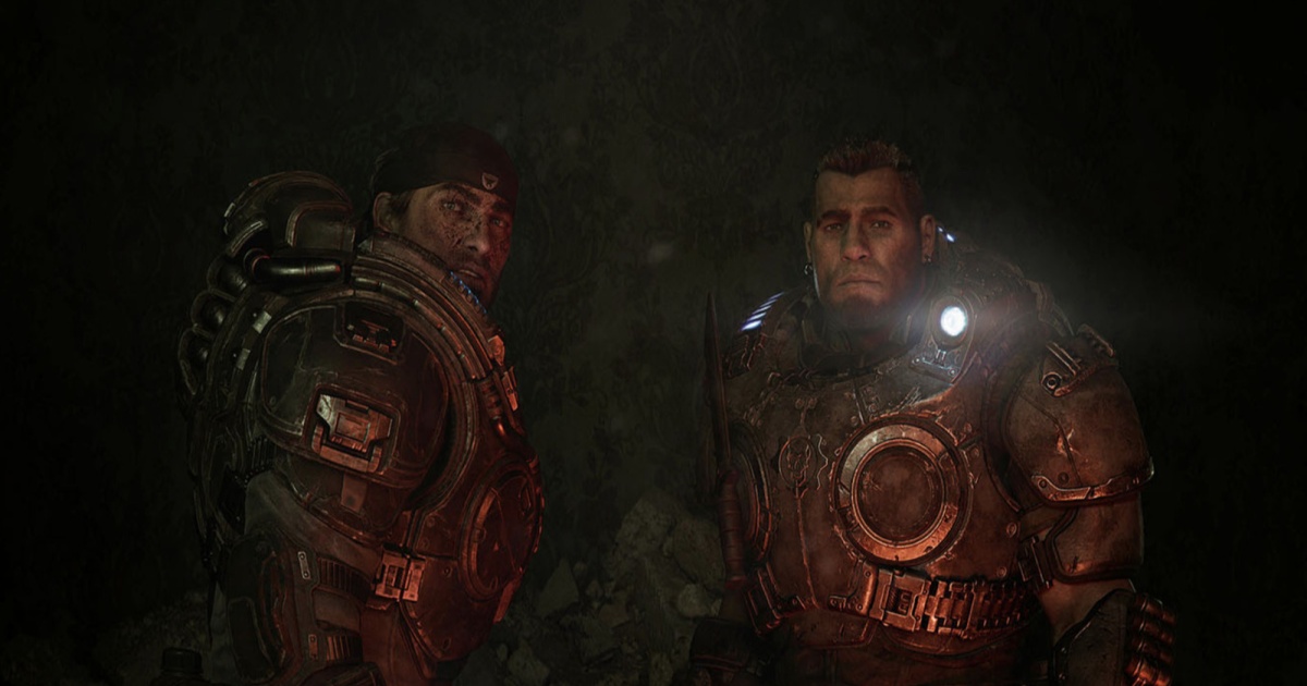 Dua tentara luar angkasa berzirah berat dalam game Gears of War: E-Day di ruang remang-remang.