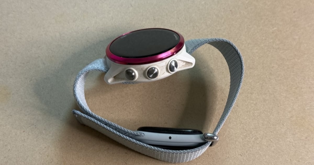 Fitbit Air dipasang bersamaan dengan jam tangan mekanik di satu tali