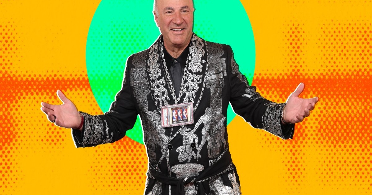 Ilustrasi foto Kevin O'Leary dengan latar belakang data center raksasa