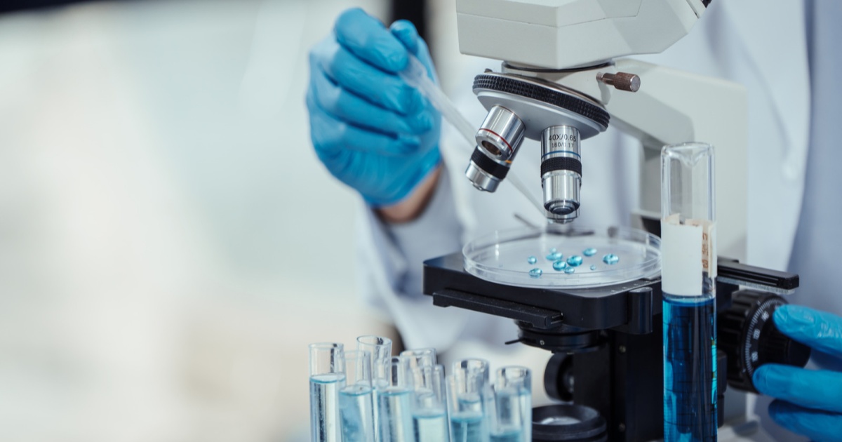 Sel coronavirus dengan latar biru gelap