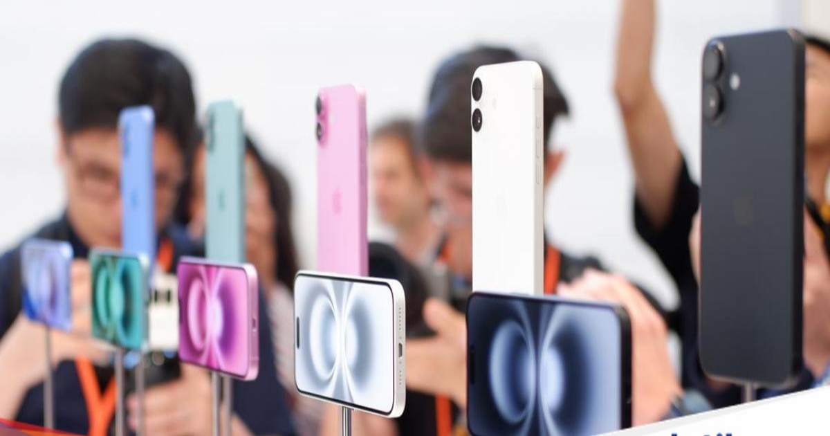 iPhone 16 dan iPhone 16 Plus dengan latar belakang warna-warni