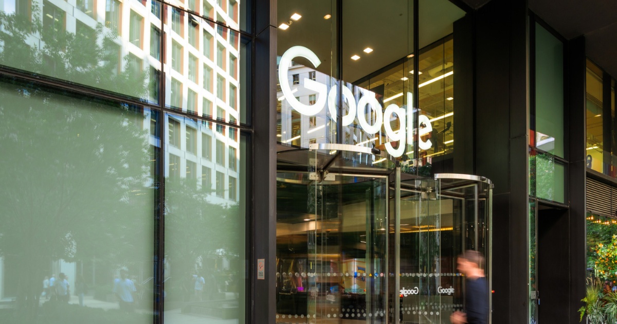Kantor Google dengan latar gedung modern dan langit biru