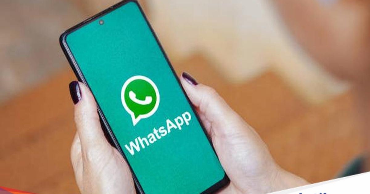 Ilustrasi chat WhatsApp dengan logo aplikasi di layar smartphone