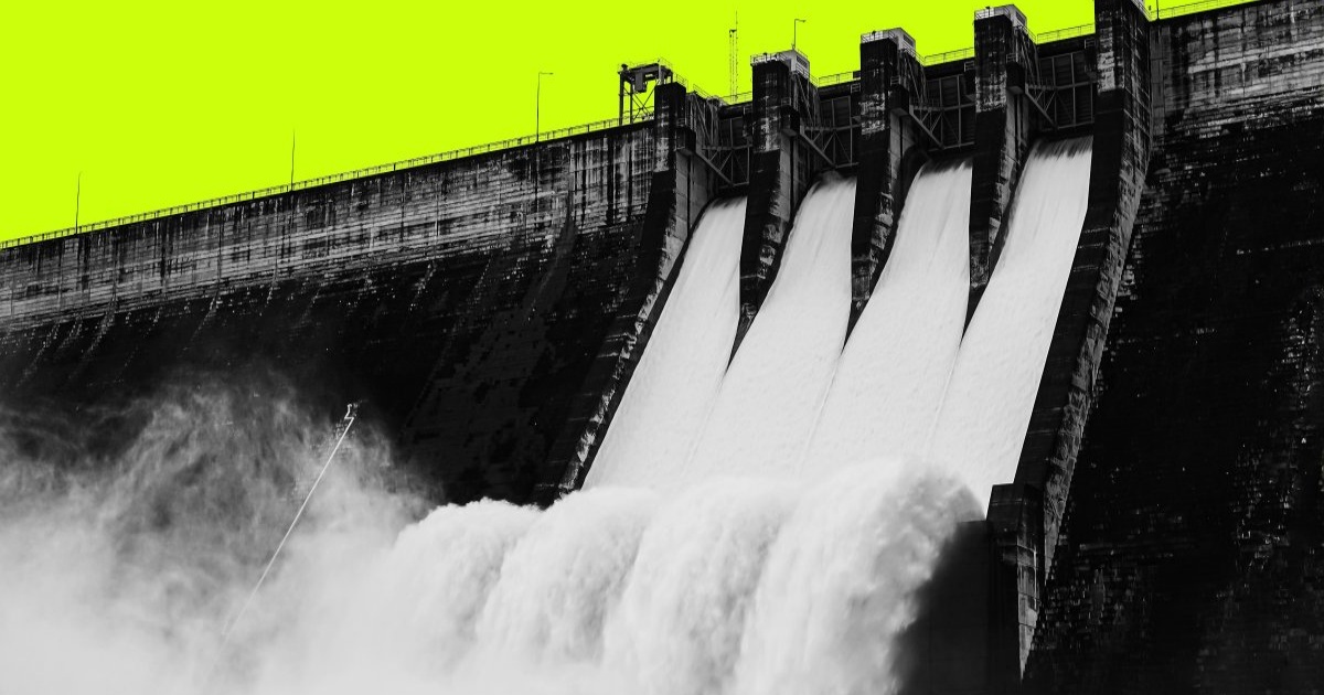 Ilustrasi foto bendungan besar melepaskan banjir air melambangkan konsumsi air raksasa pusat data AI