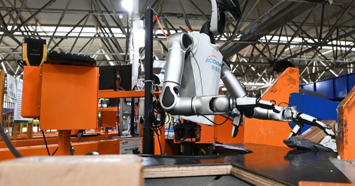 Robot humanoid Xingdong M7 menyortir paket di pusat logistik China Post Guangzhou