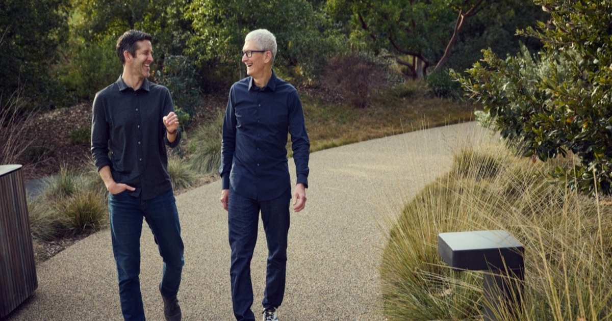Tim Cook dan John Ternus berdiri bersama di Apple Park menjelang transisi kepemimpinan