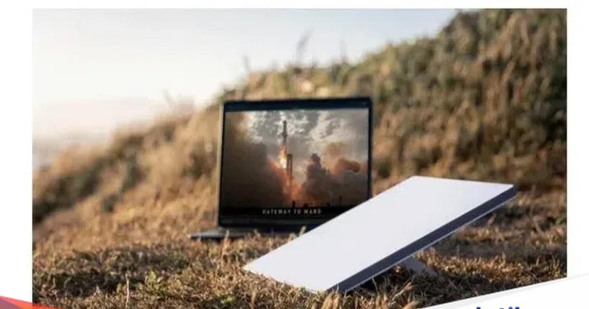 Satelit Starlink mini dengan latar belakang langit biru