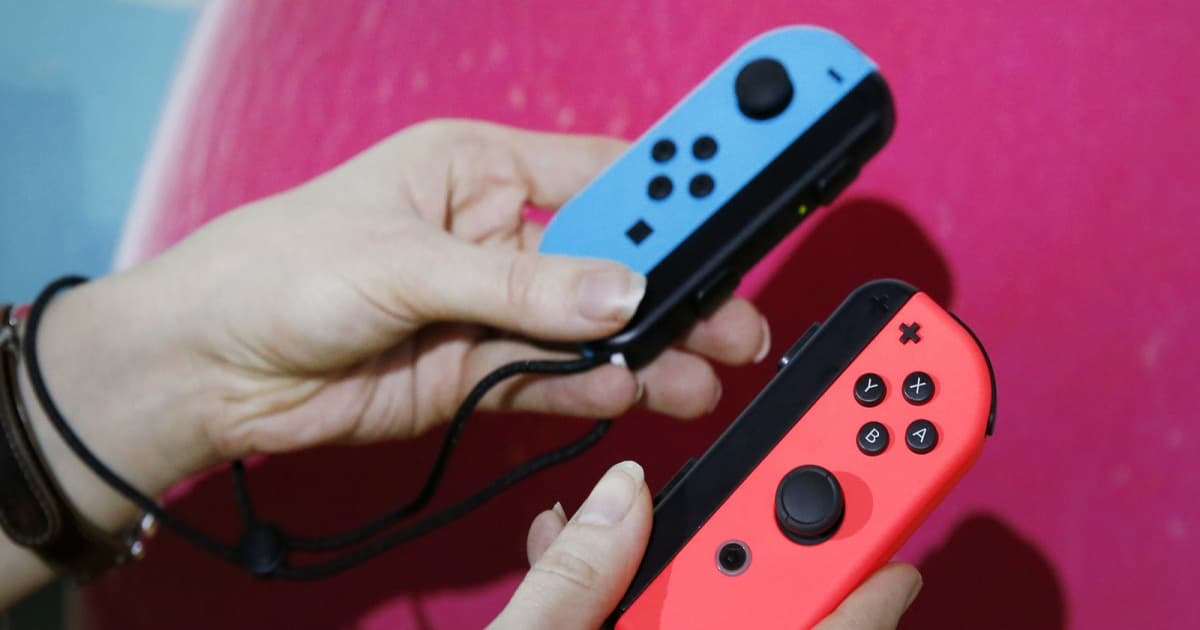 Joy-Con Nintendo Switch biru dan merah yang menjadi pusat masalah stick drift