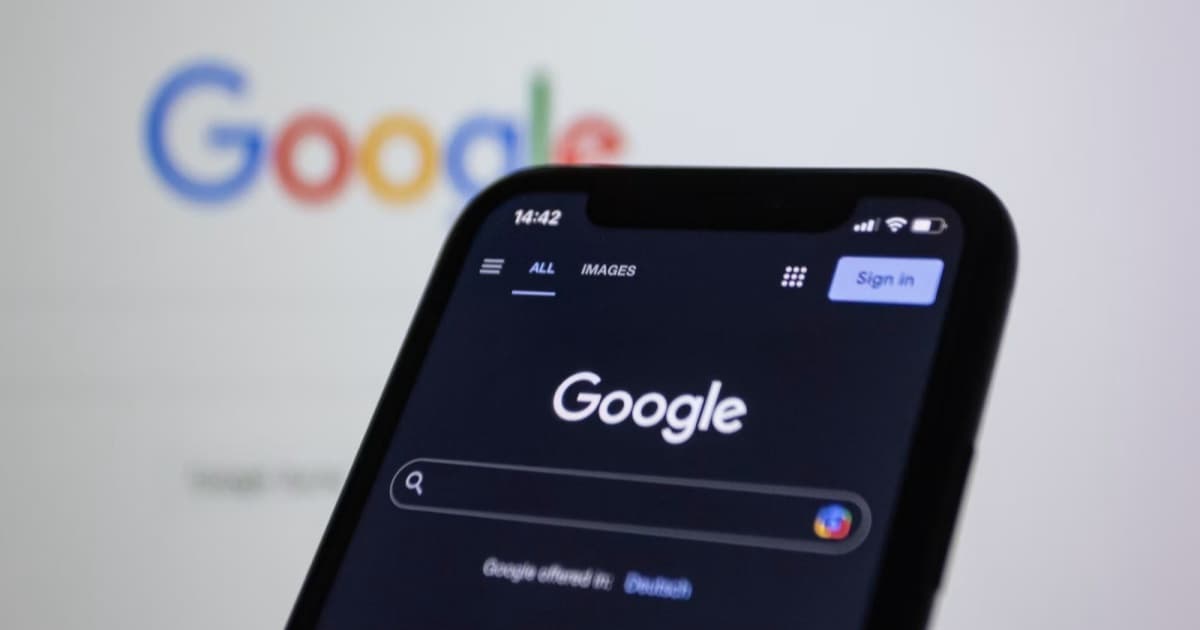 Logo Google dengan latar belakang ponsel dan dokumen hukum