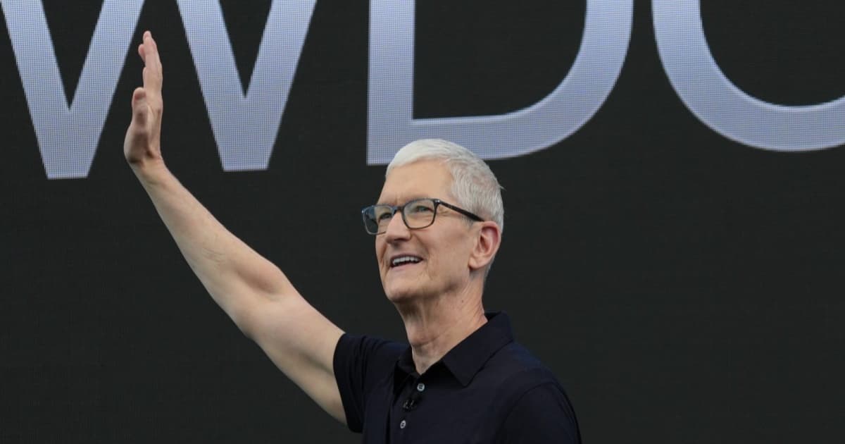 Tim Cook di panggung WWDC 2026 dengan latar logo Apple