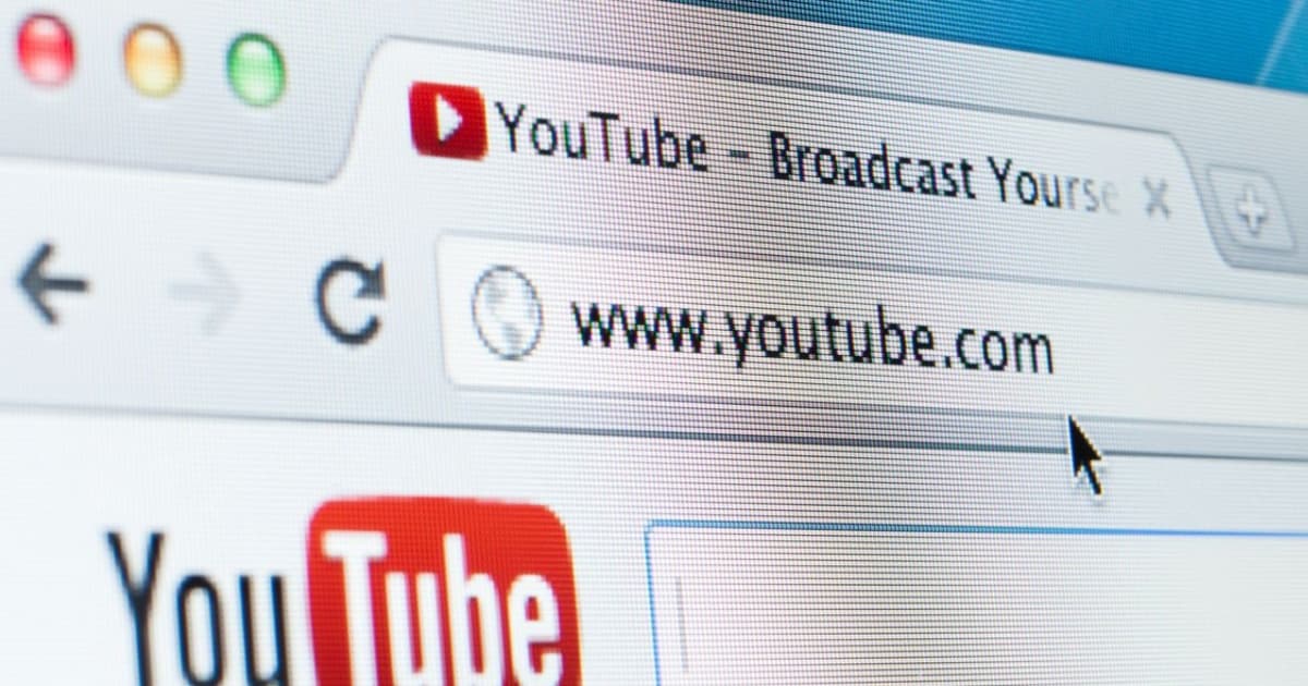 Ilustrasi logo YouTube dengan latar bendera Iran dan simbol dolar, menggambarkan dugaan pelanggaran sanksi AS.