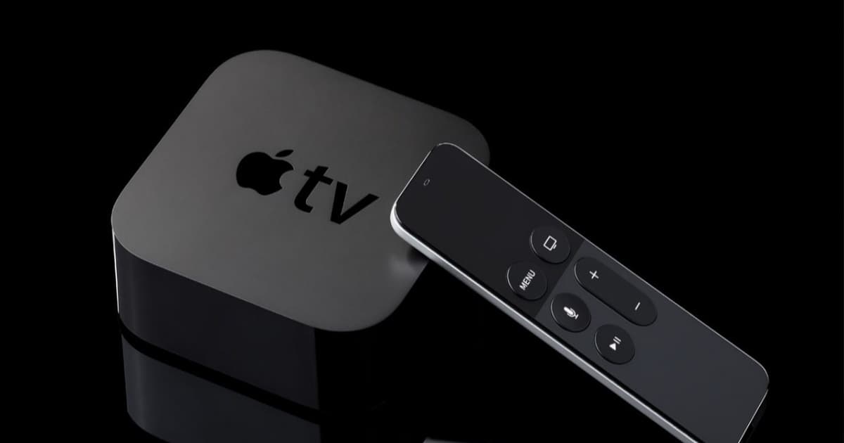 Ilustrasi Apple TV dengan latar belakang gelap menampilkan logo tvOS 27