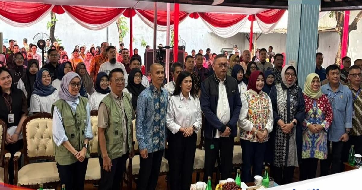 Direktur Jenderal Komunikasi Publik dan Media Komdigi Fifi Aleyda Yahya dan Sekretaris Jenderal Kemensos Robben Rico menghadiri uji coba digitalisasi Perlinsos di Surabaya