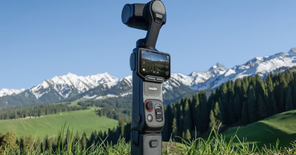 Kamera Insta360 Luna Ultra di atas rumput hijau