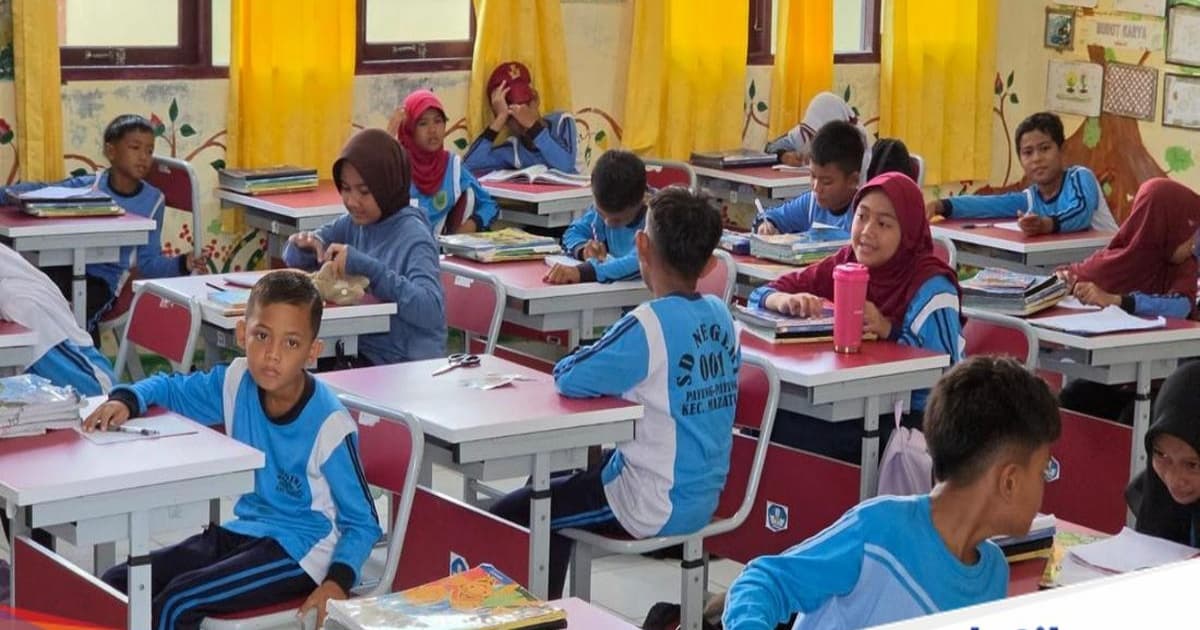 Suasana belajar di SDN 001 Payung-Payung, Maratua, dengan fasilitas internet gratis dari BAKTI