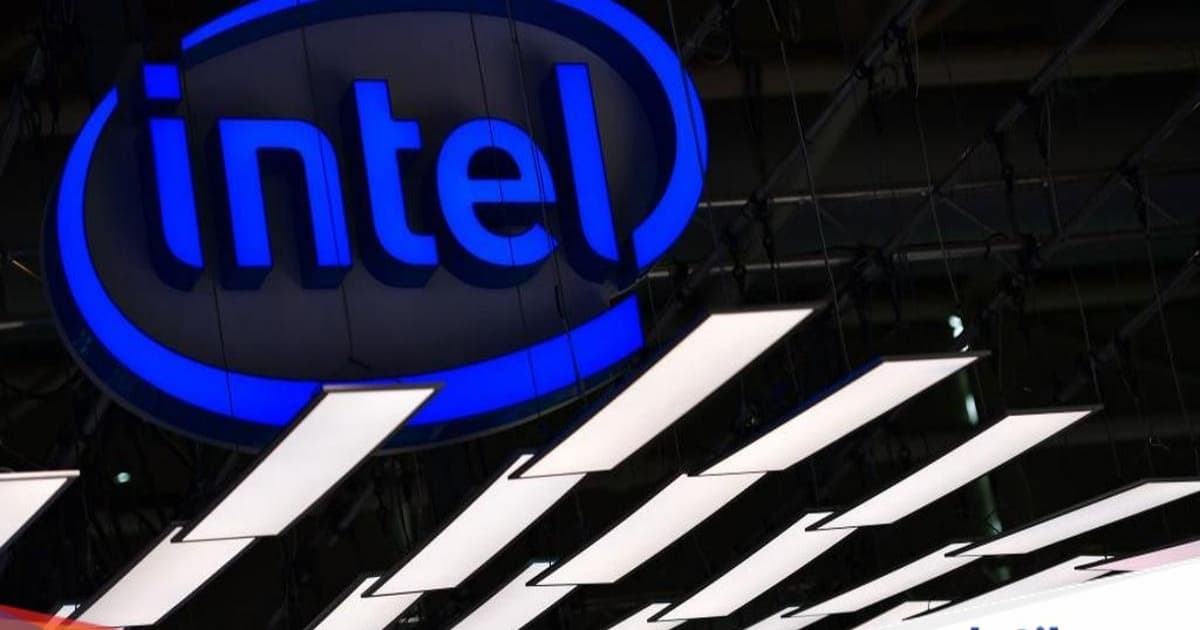 Logo Intel di pameran CeBIT 2018 dengan latar belakang booth pameran teknologi