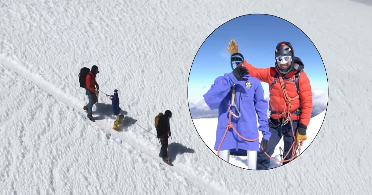Robot humanoid Pemba di puncak Gunung Chimborazo dengan latar langit biru dan salju